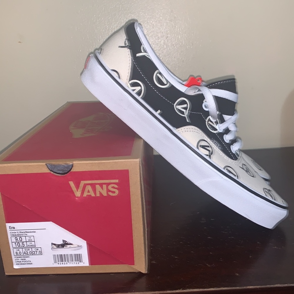 BRAND NEW ! Vans Shoe size US men 9.0 / 
Circle V Black / Marshmlw